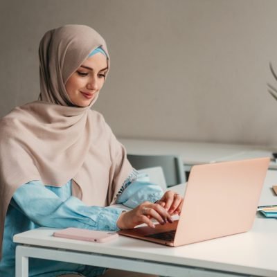 ابدأ رحلتك في تعلم العربية للناطقين بغيرها بأسلوب مميز وجذاب